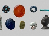 Aeg V 33 a-i  Aeg V 33 a-i, Konvolut von neun verschiedenen Objekten, Fayence, Glas, Maße Anubis: H 1,7 cm, B 0,5 cm, T 0,6 cm : Bestandskatalog Ägypten